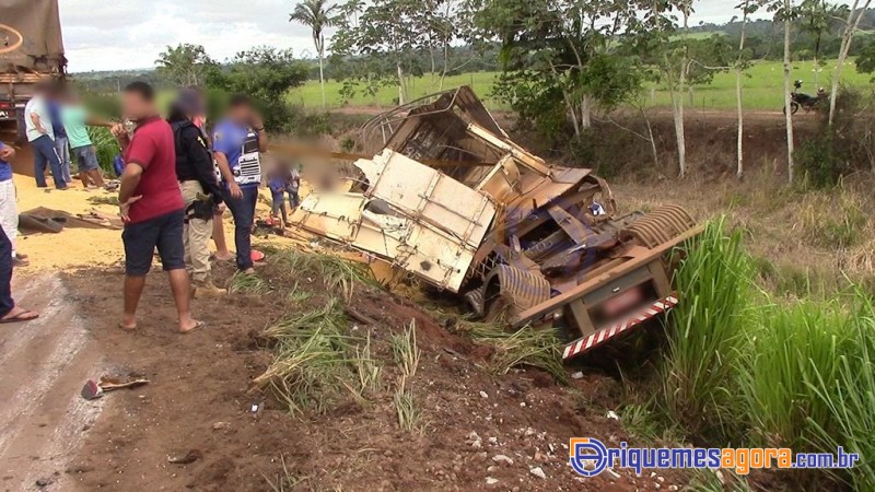TRAGÉDIA: Caminhoneiro morre em acidente envolvendo duas carretas e um carro na BR-364