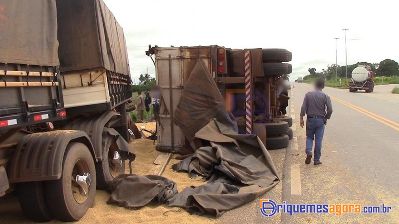 TRAGÉDIA: Caminhoneiro morre em acidente envolvendo duas carretas e um carro na BR-364