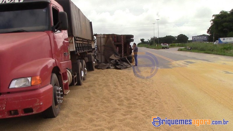 TRAGÉDIA: Caminhoneiro morre em acidente envolvendo duas carretas e um carro na BR-364