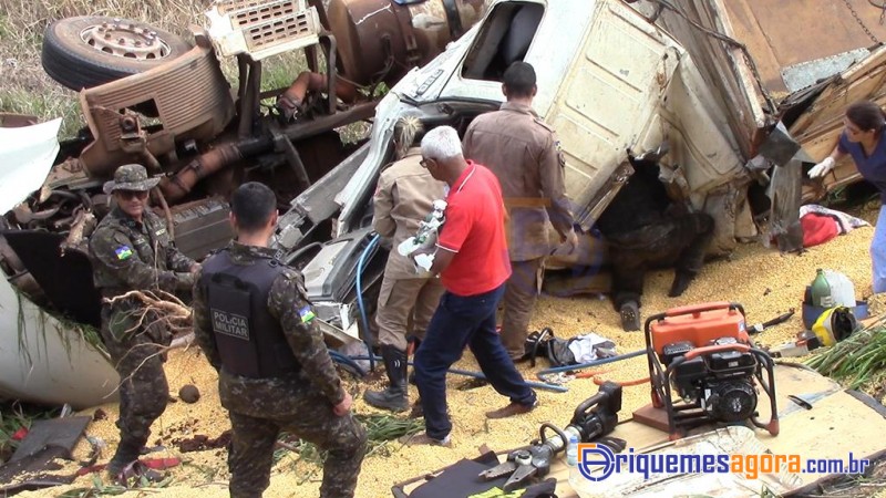 TRAGÉDIA: Caminhoneiro morre em acidente envolvendo duas carretas e um carro na BR-364