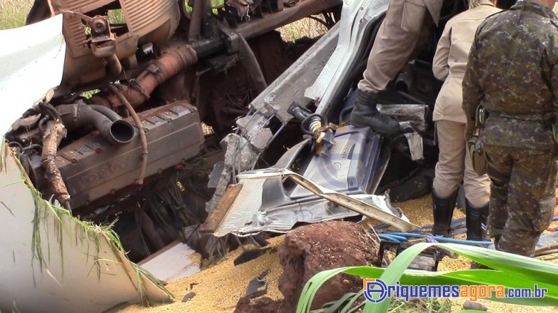TRAGÉDIA: Caminhoneiro morre em acidente envolvendo duas carretas e um carro na BR-364