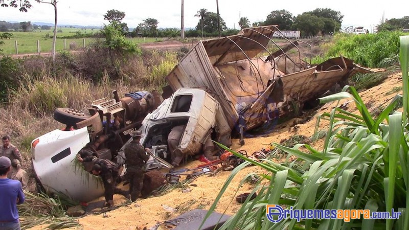 TRAGÉDIA: Caminhoneiro morre em acidente envolvendo duas carretas e um carro na BR-364