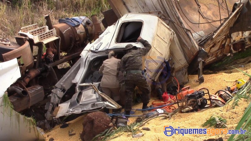 TRAGÉDIA: Caminhoneiro morre em acidente envolvendo duas carretas e um carro na BR-364