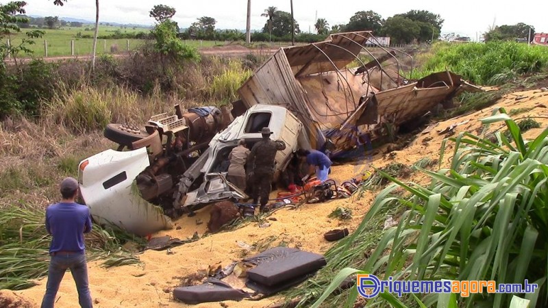 TRAGÉDIA: Caminhoneiro morre em acidente envolvendo duas carretas e um carro na BR-364
