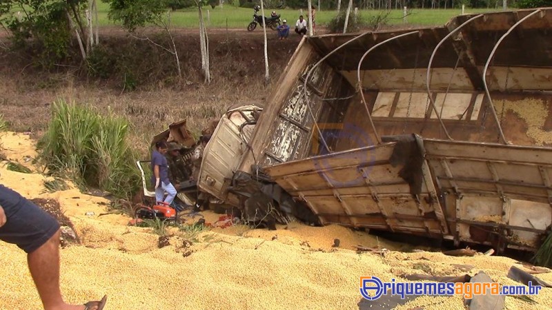 TRAGÉDIA: Caminhoneiro morre em acidente envolvendo duas carretas e um carro na BR-364