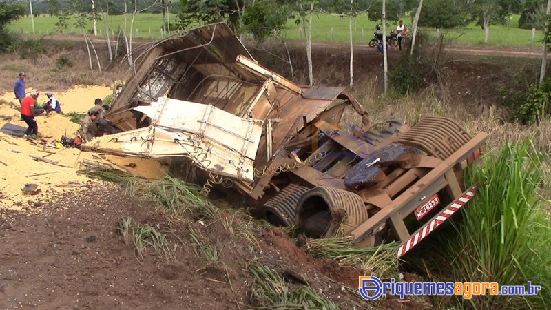 TRAGÉDIA: Caminhoneiro morre em acidente envolvendo duas carretas e um carro na BR-364