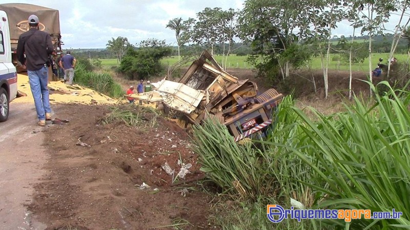 TRAGÉDIA: Caminhoneiro morre em acidente envolvendo duas carretas e um carro na BR-364