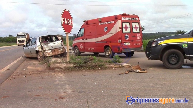 TRAGÉDIA: Caminhoneiro morre em acidente envolvendo duas carretas e um carro na BR-364