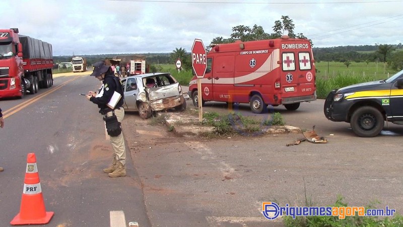 TRAGÉDIA: Caminhoneiro morre em acidente envolvendo duas carretas e um carro na BR-364