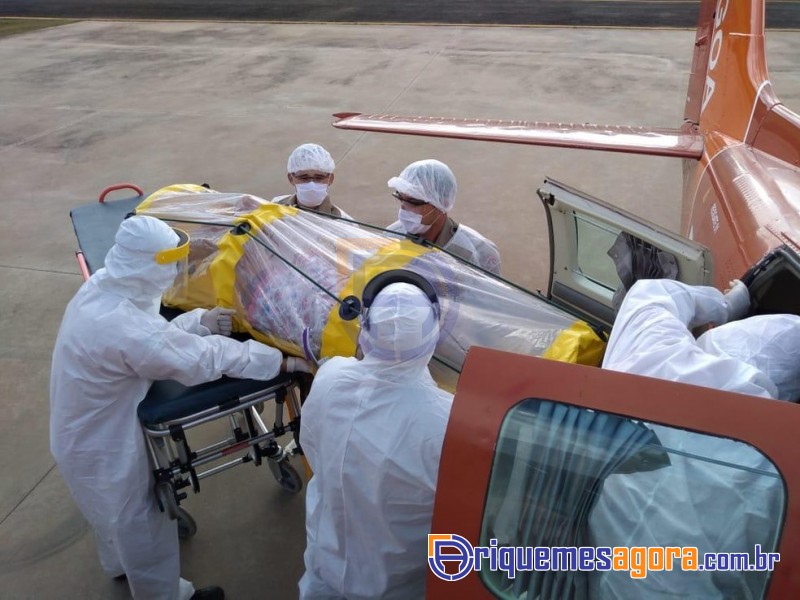 Mulher com quadro grave de Covid-19 é colocada em cápsula e transportada no avião dos Bombeiros