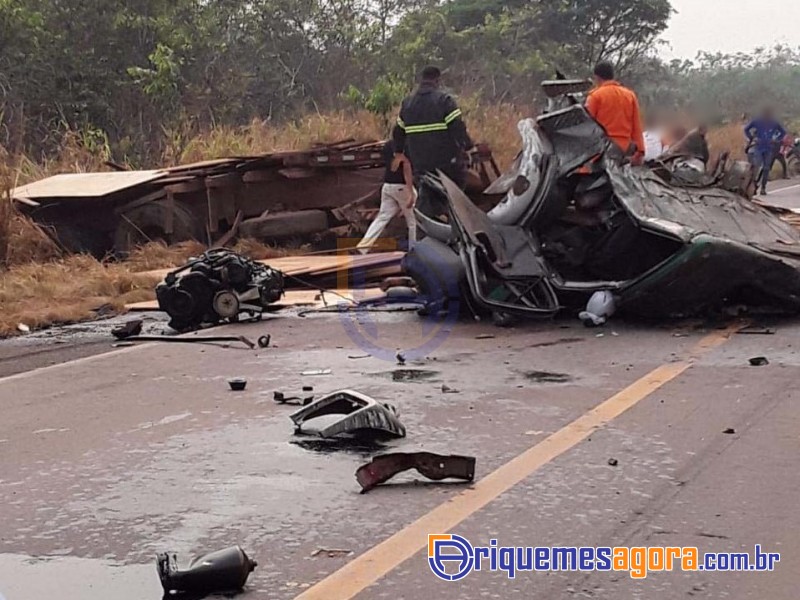 Colisão frontal entre carretas na Br 364 deixa uma vítima fatal