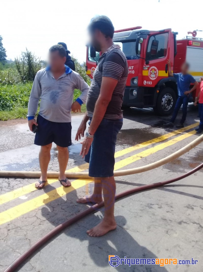Caminhão pega fogo na BR-364 e trecho da rodovia é interditado próximo de Ariquemes