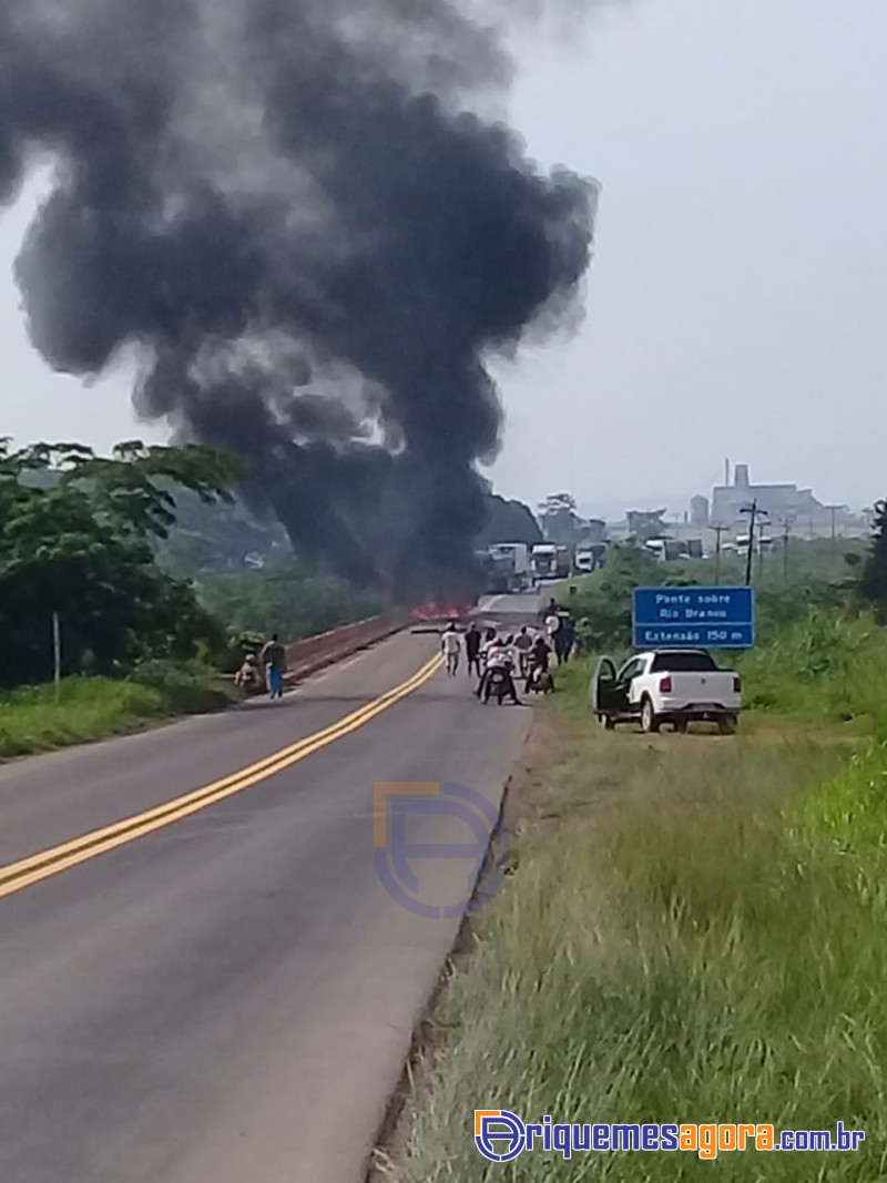 Caminhão pega fogo na BR-364 e trecho da rodovia é interditado próximo de Ariquemes