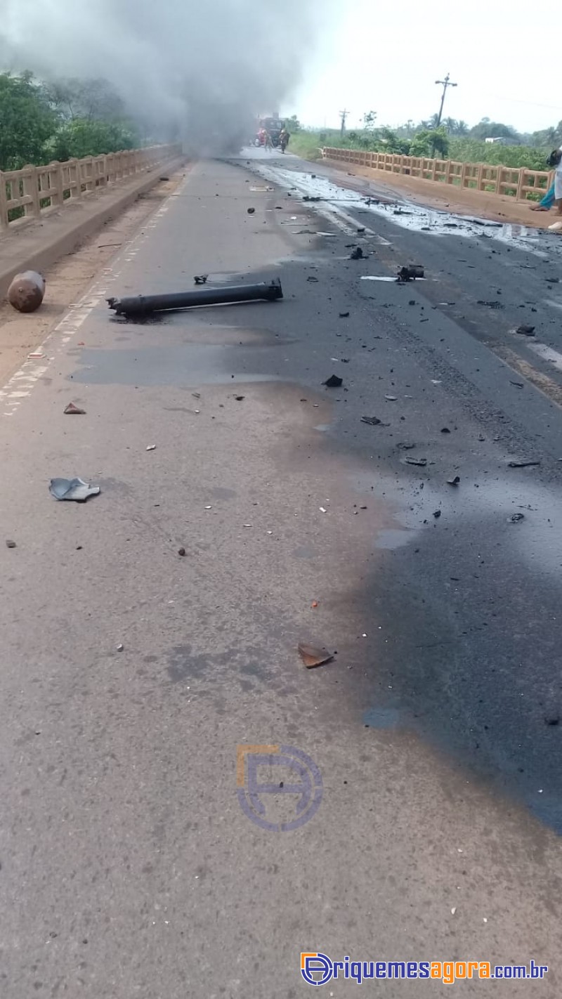 Caminhão pega fogo na BR-364 e trecho da rodovia é interditado próximo de Ariquemes