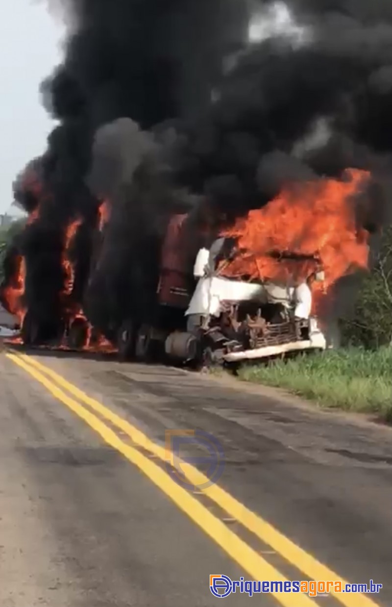 Caminhão pega fogo na BR-364 e trecho da rodovia é interditado próximo de Ariquemes