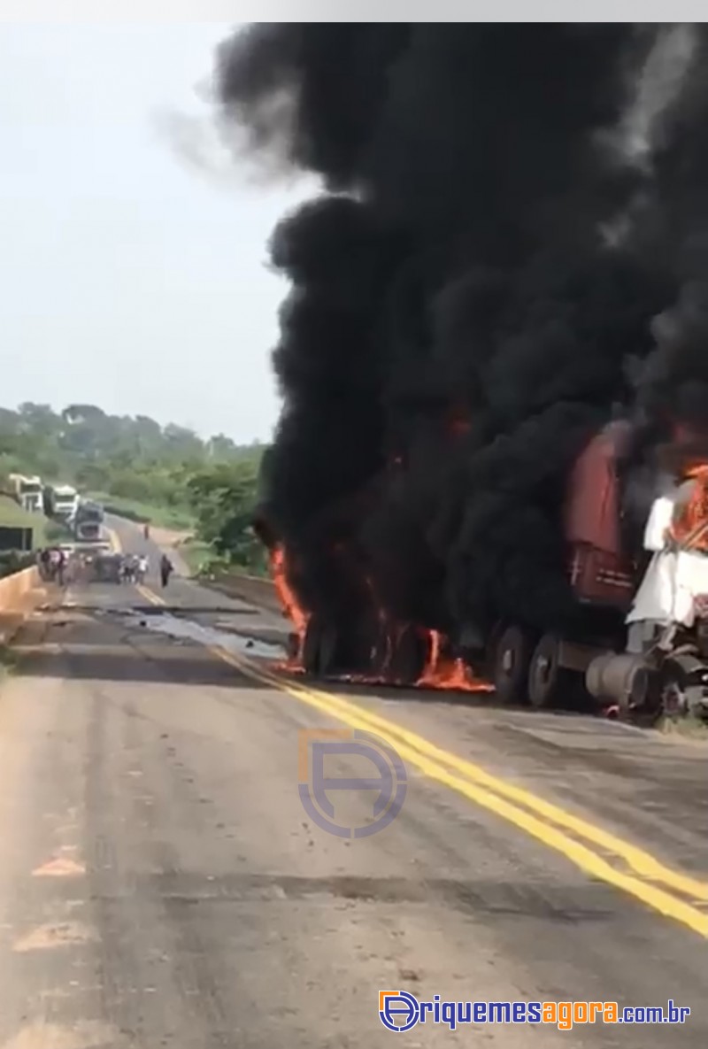 Caminhão pega fogo na BR-364 e trecho da rodovia é interditado próximo de Ariquemes