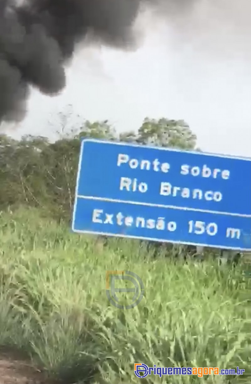 Caminhão pega fogo na BR-364 e trecho da rodovia é interditado próximo de Ariquemes
