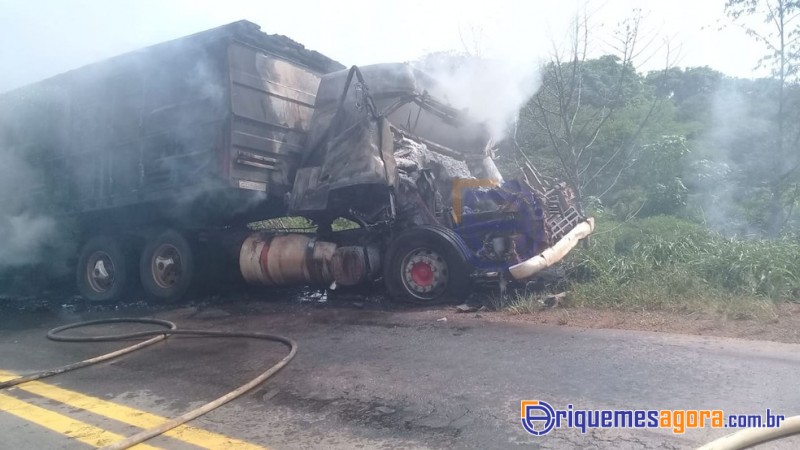 Caminhão pega fogo na BR-364 e trecho da rodovia é interditado próximo de Ariquemes