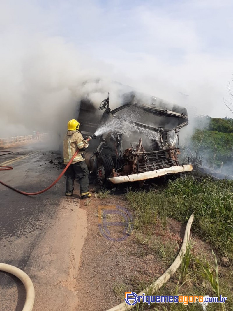 Caminhão pega fogo na BR-364 e trecho da rodovia é interditado próximo de Ariquemes