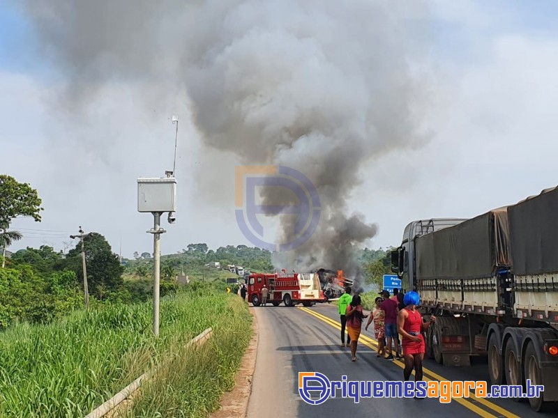 Caminhão pega fogo na BR-364 e trecho da rodovia é interditado próximo de Ariquemes