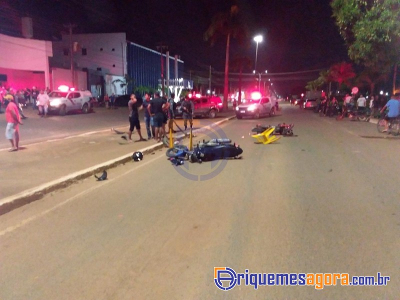 VÍDEO: Motorista invade barraca de lanches, atropela pessoas e danifica carros em Ariquemes