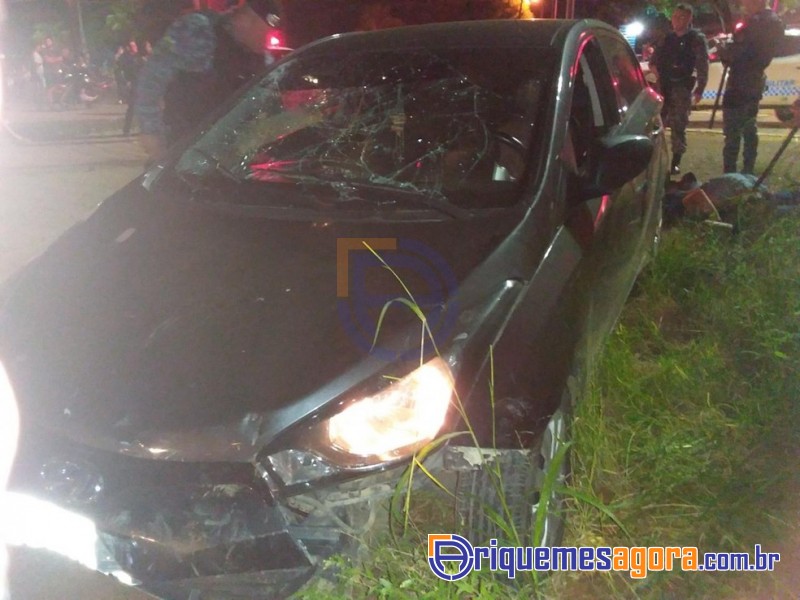 VÍDEO: Motorista invade barraca de lanches, atropela pessoas e danifica carros em Ariquemes