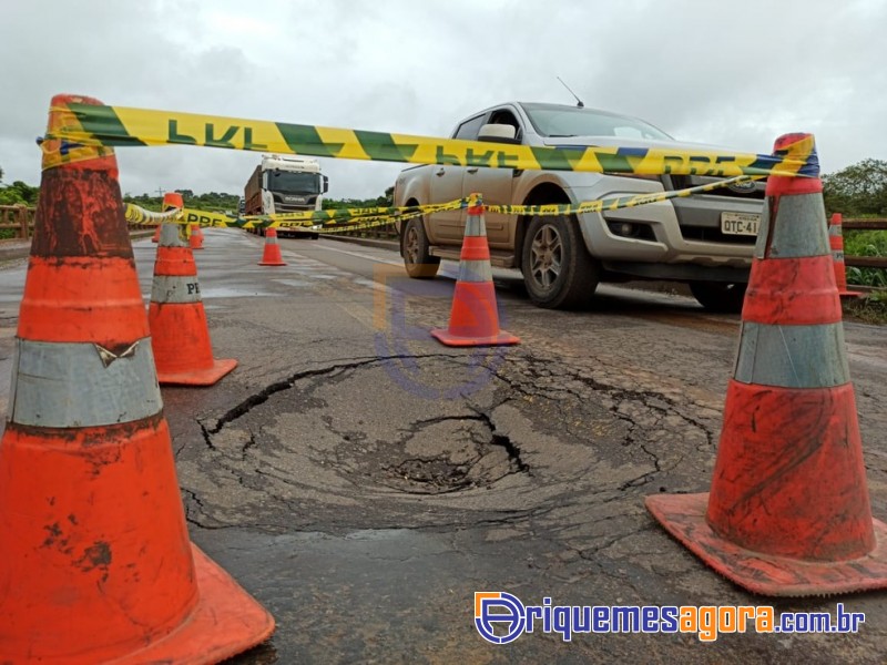 Forte chuva provoca erosão na cabeceira de ponte na BR-364 em Ariquemes