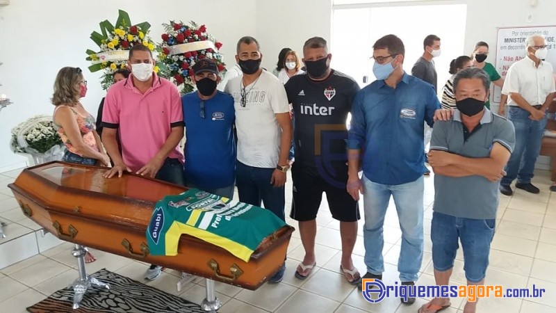 Sob aplausos Sr. Pedrão recebe último adeus de familiares e amigos