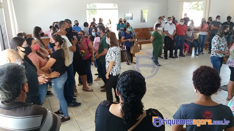 Sob aplausos Sr. Pedrão recebe último adeus de familiares e amigos