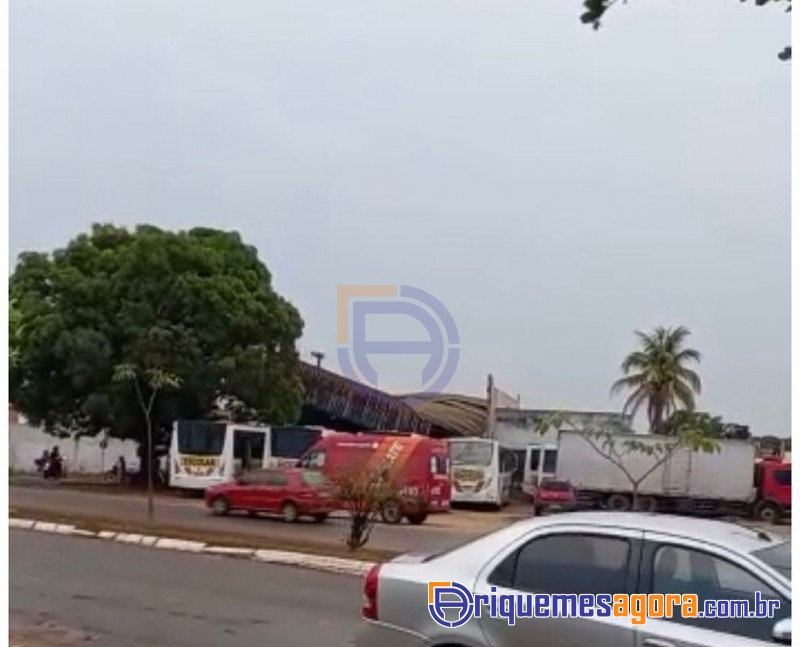 Chuva forte destelha escola municipal e aulas presenciais são suspensas em Ariquemes, RO