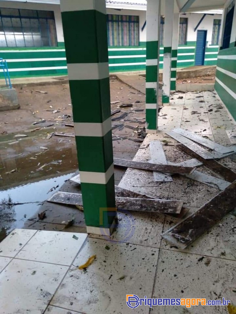 Chuva forte destelha escola municipal e aulas presenciais são suspensas em Ariquemes, RO