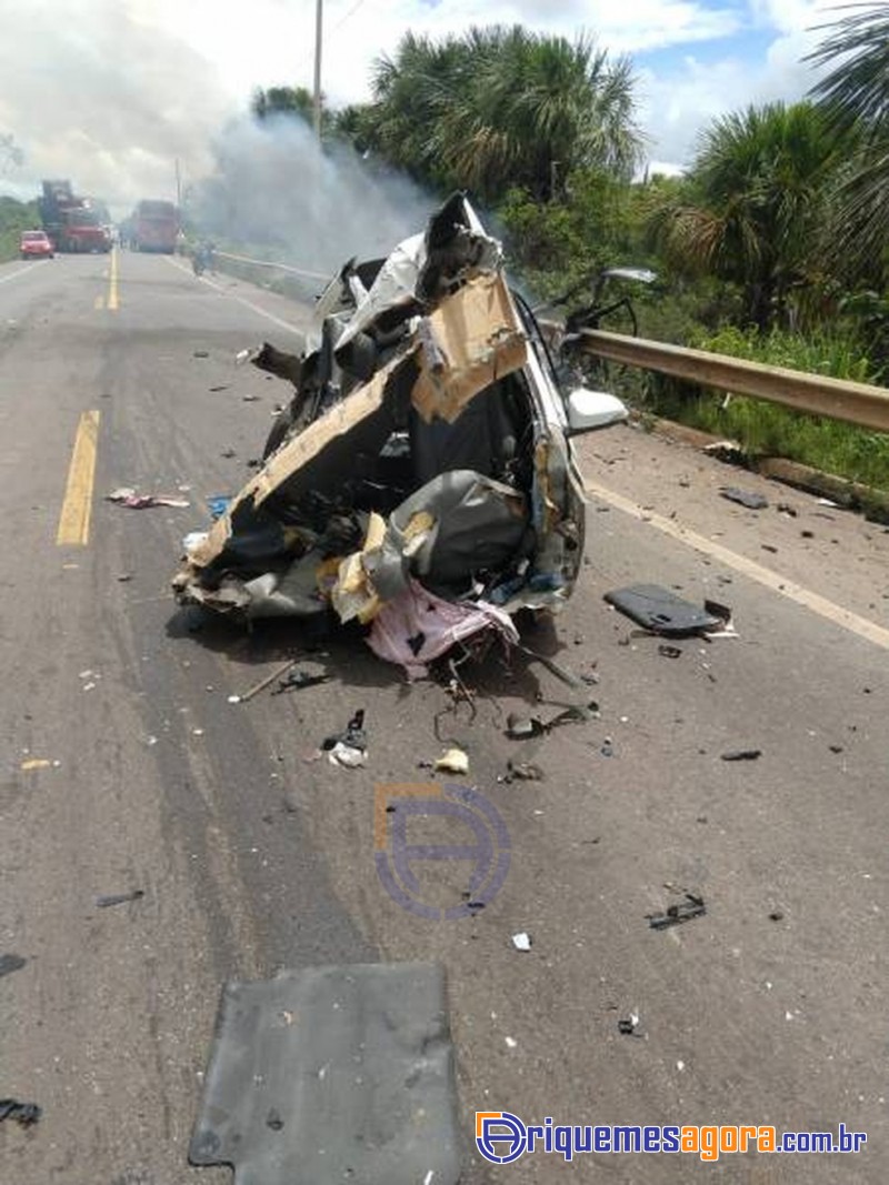 Duas pessoas morrem e 5 ficam feridas em batida entre bitrem e carro na BR-364