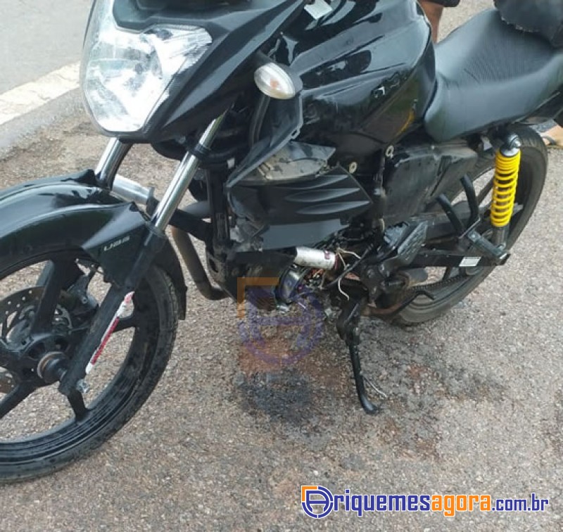 Parte da perna de motociclista fica pendurada em fio de alta tensão após acidente em Rondônia