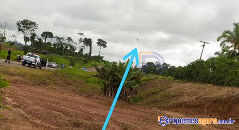 Parte da perna de motociclista fica pendurada em fio de alta tensão após acidente em Rondônia