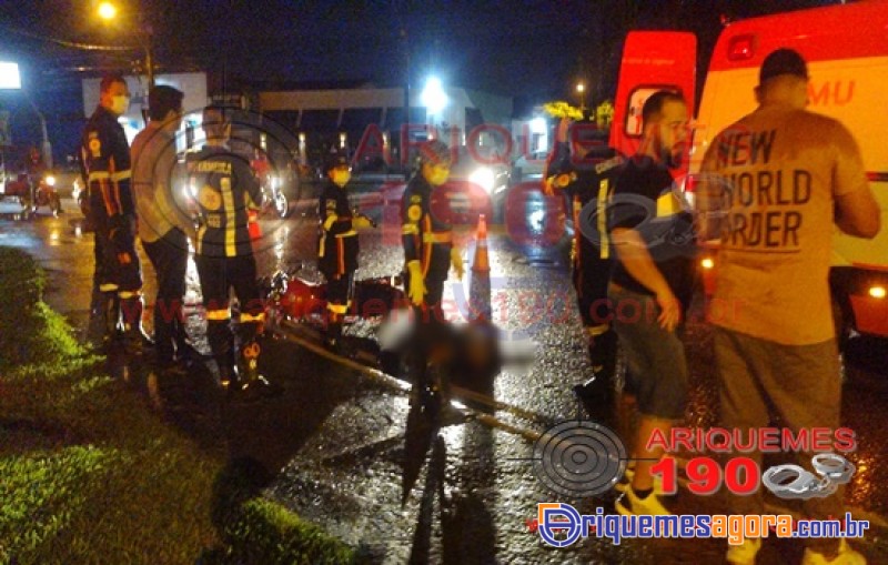 Jovem morre após bater moto em rotatória na Av. Tancredo com Av. Tabapuã em Ariquemes