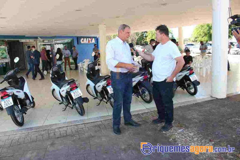 Ariquemes: Deputado Adelino Follador participa da entrega de Motocicletas para os ACS