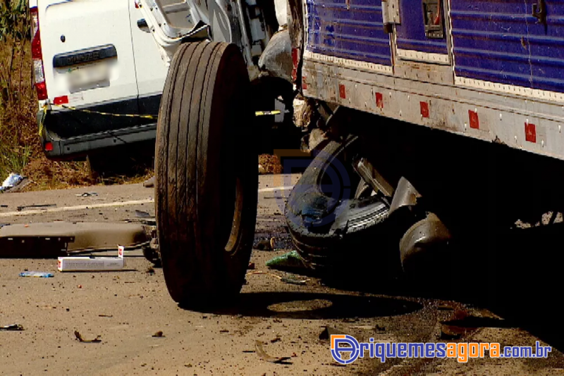 Duas pessoas morrem em colisão entre caminhonete, caminhão e van com pacientes na BR-364, em RO