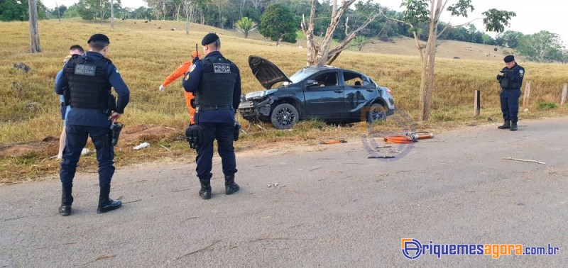 Condutor de Corolla fica preso em ferragens ao colidir em árvore na entrada do Jardim Europa