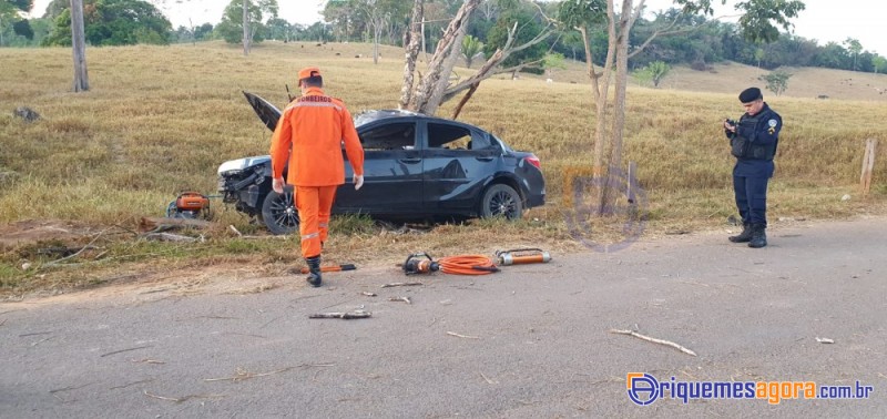 Condutor de Corolla fica preso em ferragens ao colidir em árvore na entrada do Jardim Europa