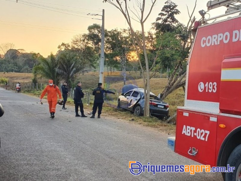 Condutor de Corolla fica preso em ferragens ao colidir em árvore na entrada do Jardim Europa