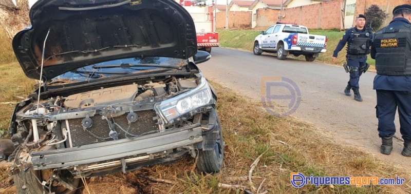 Condutor de Corolla fica preso em ferragens ao colidir em árvore na entrada do Jardim Europa