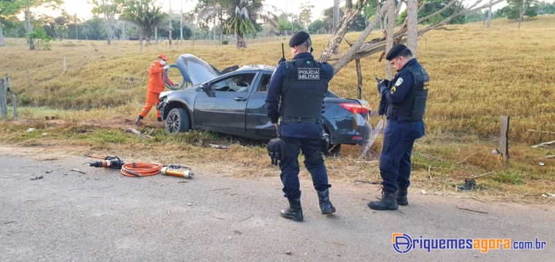 Condutor de Corolla fica preso em ferragens ao colidir em árvore na entrada do Jardim Europa