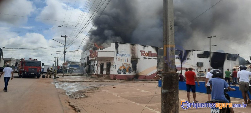Incêndio de grandes proporções destrói três empresas em Ariquemes -VÍDEOS