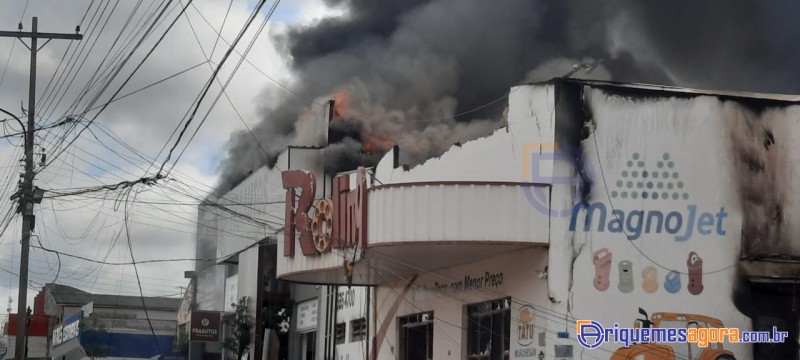 Incêndio de grandes proporções destrói três empresas em Ariquemes -VÍDEOS