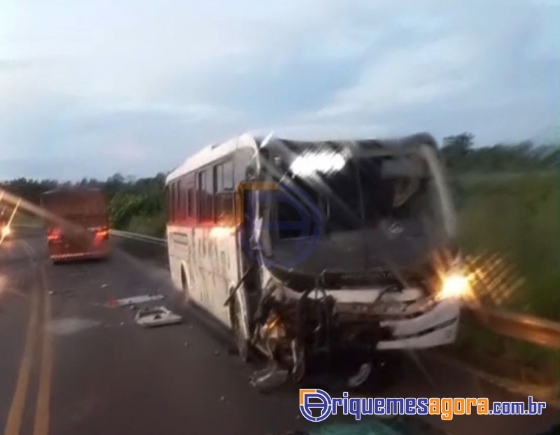 Grave acidente entre ambulância e ônibus na BR-364 deixa ao menos duas m@1rtes e vários feridos