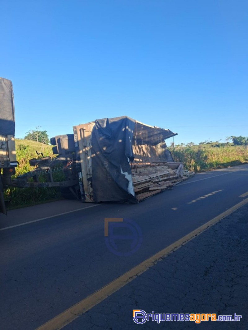 Carreta carregada de madeira tomba sobre caminhonete e deixa três vítimas fat@1ais n Br 364-VÍDEO