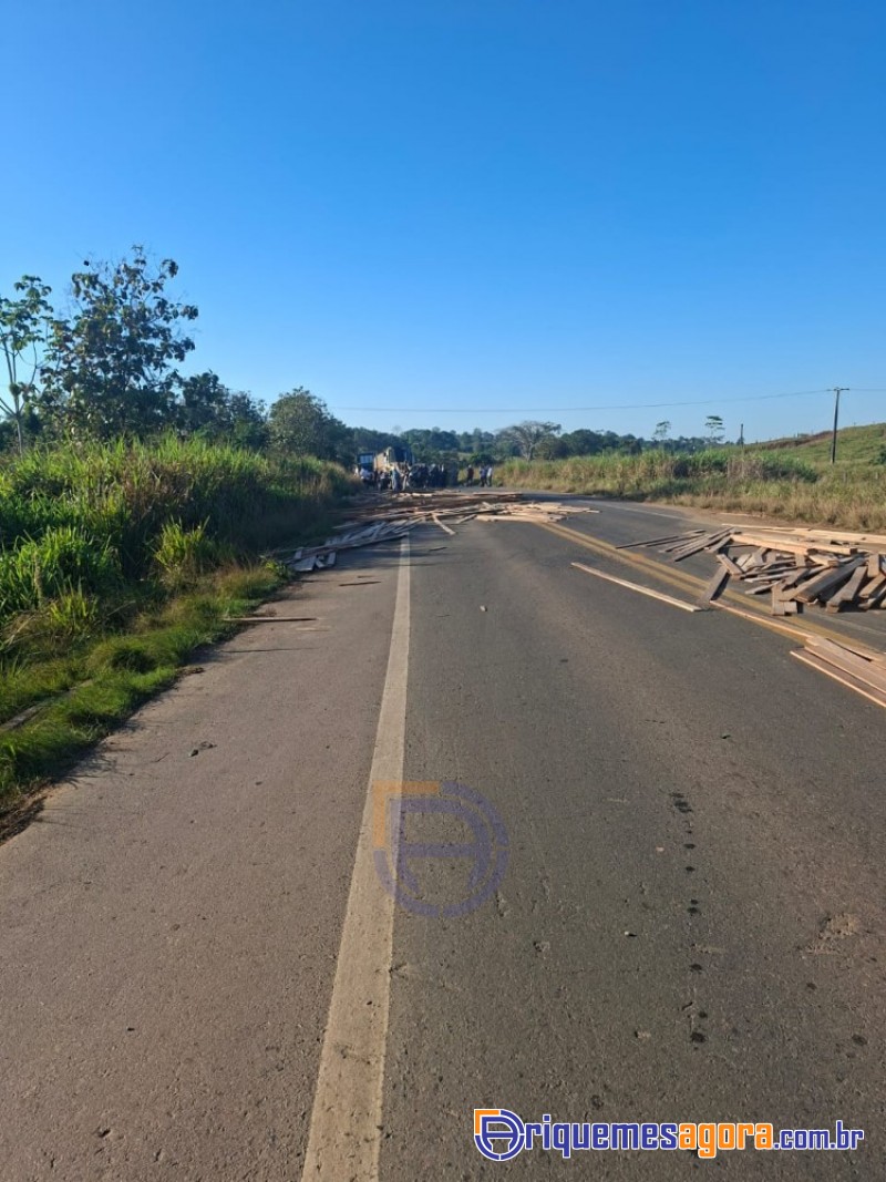 Carreta carregada de madeira tomba sobre caminhonete e deixa três vítimas fat@1ais n Br 364-VÍDEO