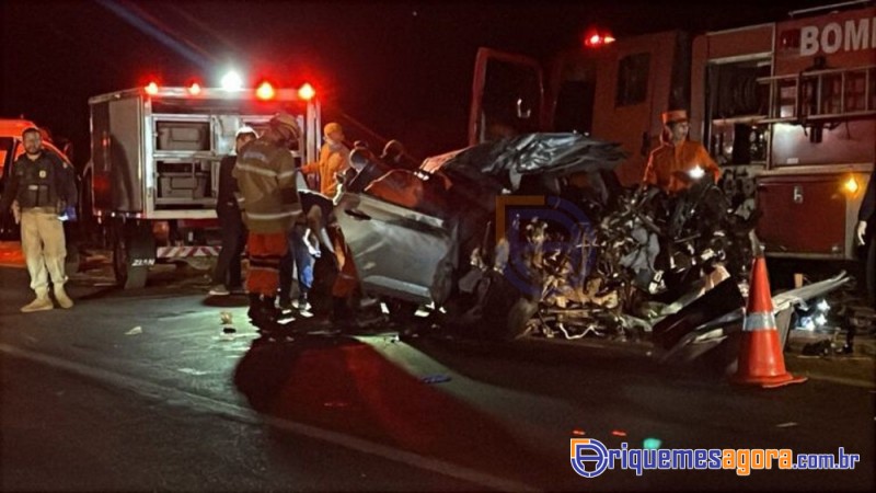 Tragédia - Três pessoas mo@1rem em grave acid@1nte entre carro e carreta na BR-364  -VÍDEO