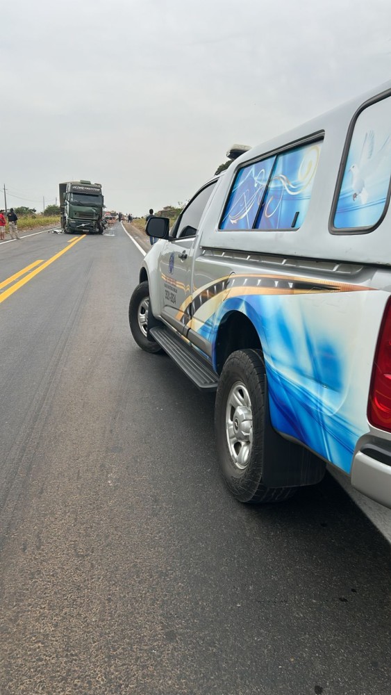 Tragédia - Acidente entre Fiat Strada e carreta deixa quatro mortos na BR-364, duas crianças - VÍDEO