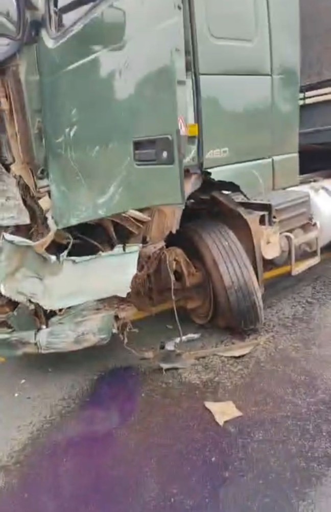 Tragédia - Acidente entre Fiat Strada e carreta deixa quatro mortos na BR-364, duas crianças - VÍDEO